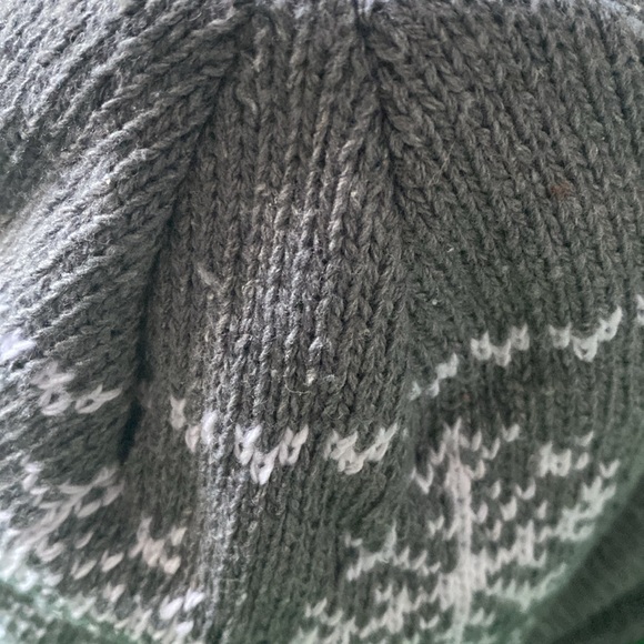 Fleece-lined snowflake grey beanie - Picture 4 of 15